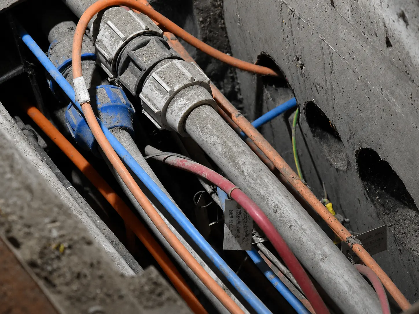 Detail kabelových rozvodů a spojek technologií tunelu